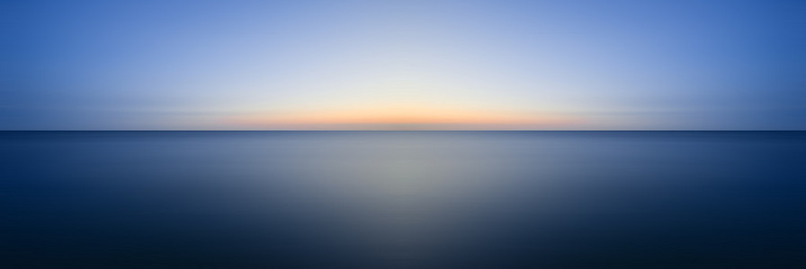 长时间曝光的海景图片风平浪静的大海,令人惊叹的日落时分照片