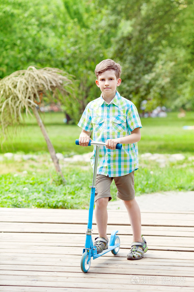 孩子骑滑板车在城市公园