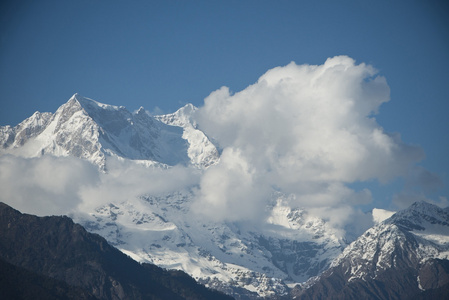 在冰雪覆盖的山脉 喜马拉雅山 北阿坎德邦，云彩