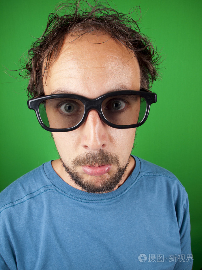 三十岁的男子戴着3d眼镜看悲伤的电影