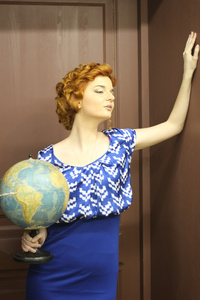 女孩抱着世界地球仪