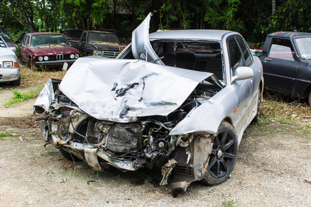 撞毁的车图片