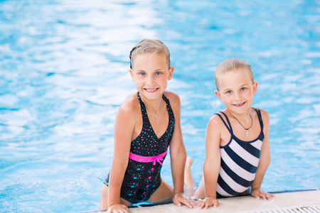 两个可爱的小女孩在游泳池