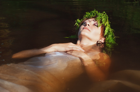 年轻漂亮的溺水的女人躺在水中