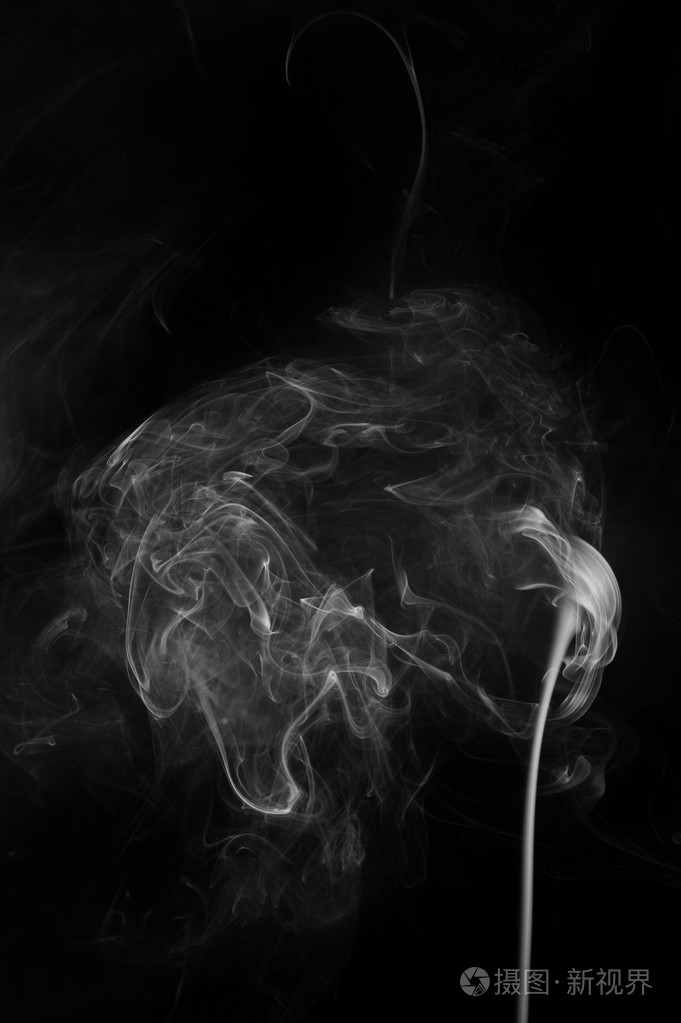 抽象烟雾在黑色背景上移动