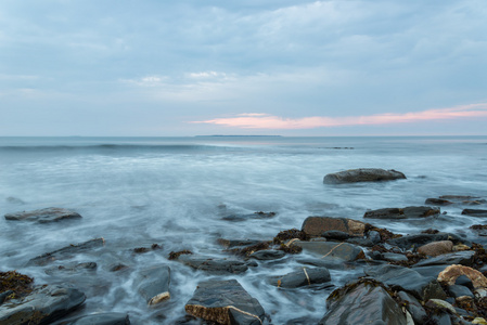 早晨的海洋海岸慢快门速度