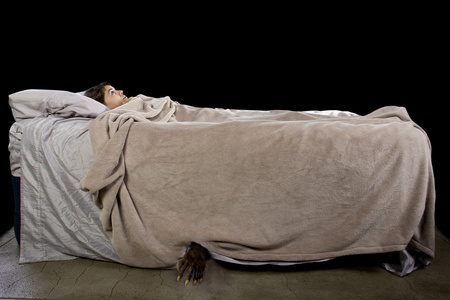 从女孩床底下出来的怪物照片