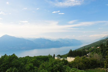 加尔达湖从意大利蒙特月视图上方