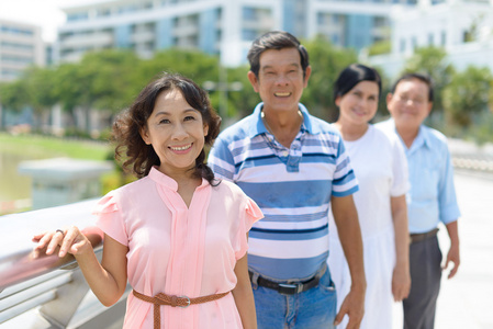 年长一点的朋友摆在城市公园