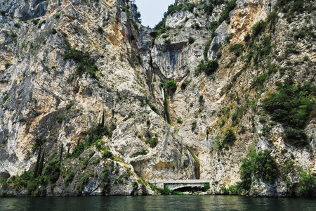意大利的加尔达湖的多岩石的海岸线
