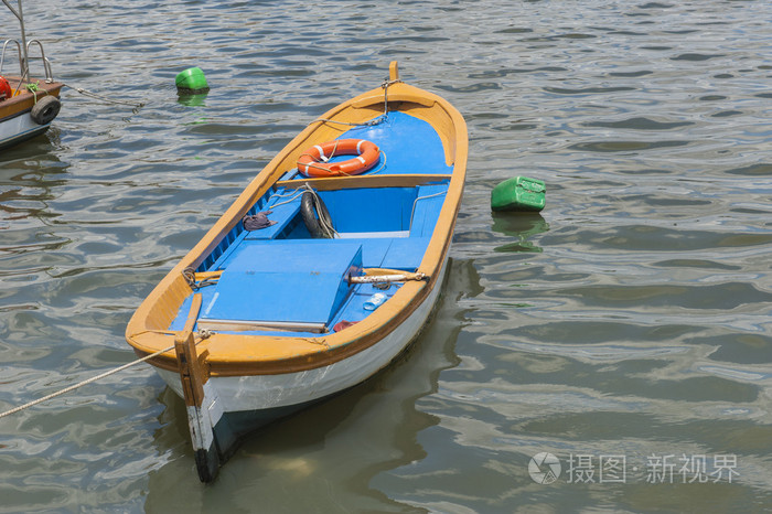 小型的木制机动船停泊了