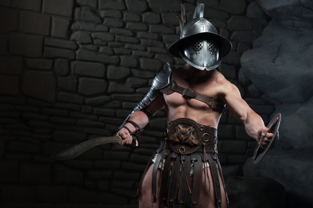 角斗士的头盔和铠甲握着剑照片
