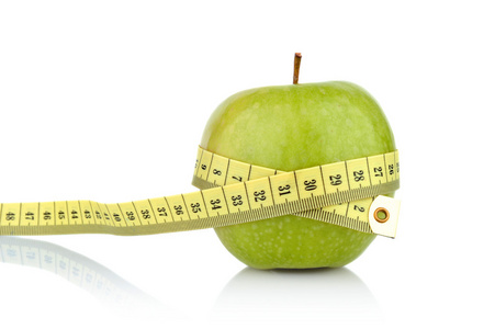 用卷尺测量整个绿色健康苹果的影棚拍摄