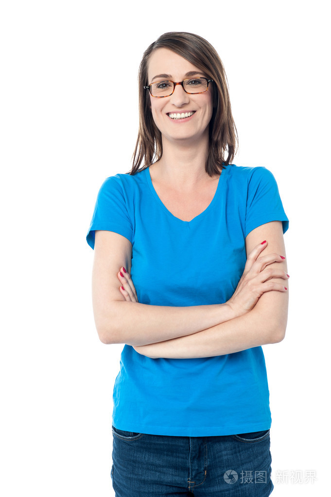 交叉着双臂摆姿势的女士