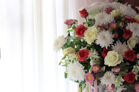 鲜花花束安排在婚礼当天的装饰图片