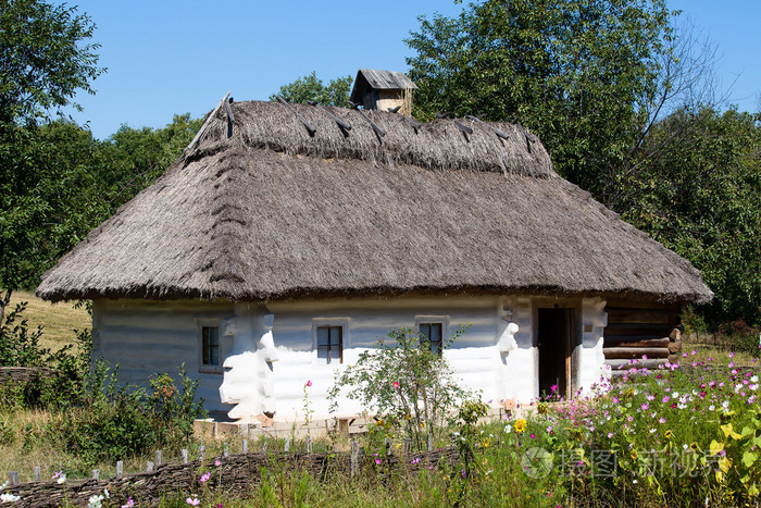 在夏天在 pirogovo 博物馆,基辅,乌克兰采取在公园的木房子