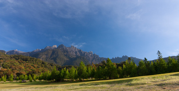 乡村景观与京那巴鲁山在 kundasang，沙巴，东马来西亚婆罗洲的背景