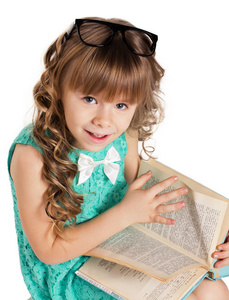 学龄前儿童女孩拿着本书图片