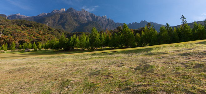 乡村景观与京那巴鲁山在 kundasang，沙巴，东马来西亚婆罗洲的背景