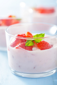 petitdjeuner sain avec yogourt et fraises