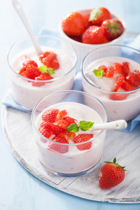 petitdjeuner sain avec yogourt et fraises