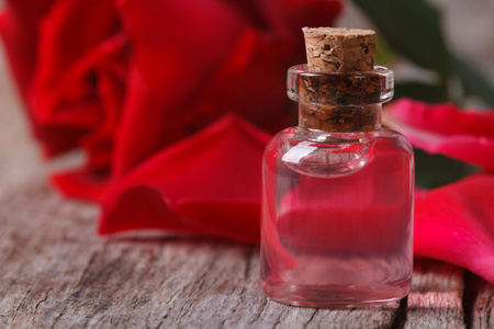 在一个木制的特写镜头一瓶香水的玫瑰水