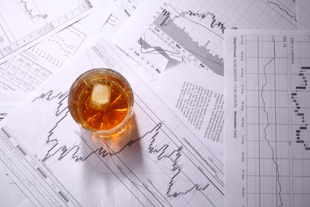 杯威士忌在图表上