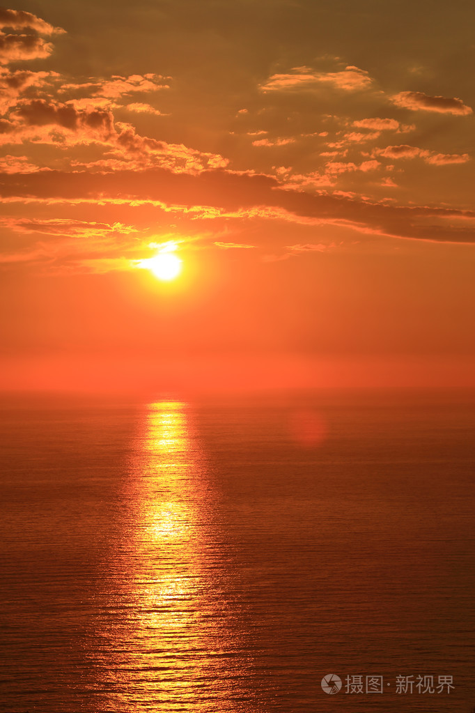 橘黄色的太阳用反射表面的大海