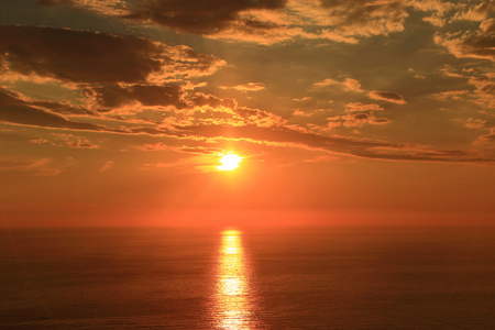 橘黄色的太阳，用反射表面的大海