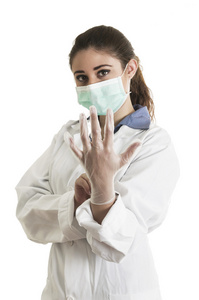 年轻的女医生，戴着手套和面具
