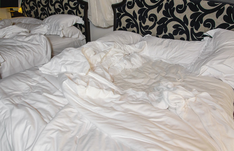 盖烂被子凌乱反悔的床和枕头和被子盖照片