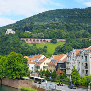 Bschung Stadt, Berg und Himmel