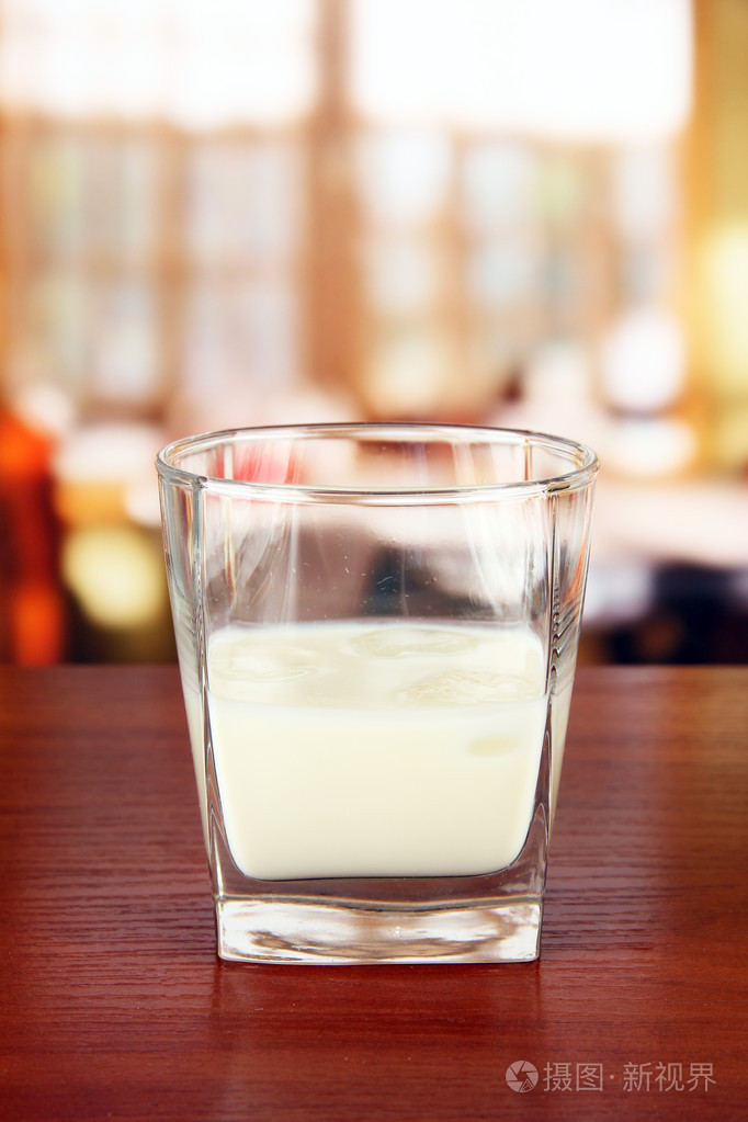 美味的奶油酒,在明亮的背景上