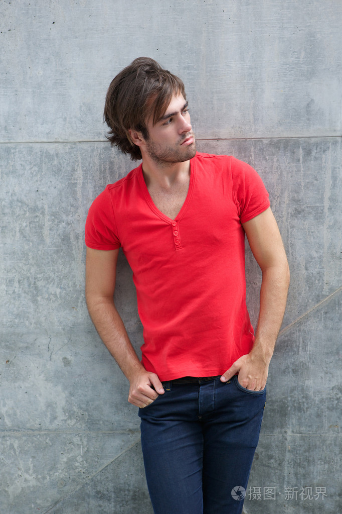 男模特穿着红色的衬衫和牛仔裤