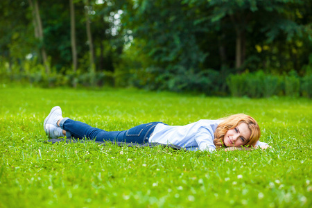 微笑的金发女人，绿色的草地，展现我的爱
