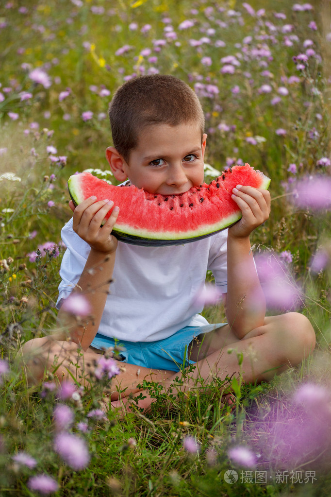 幼儿吃西瓜照片-正版商用图片1g8sjk-摄图新视界