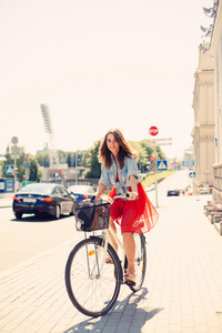 美丽的女人，穿着的自行车