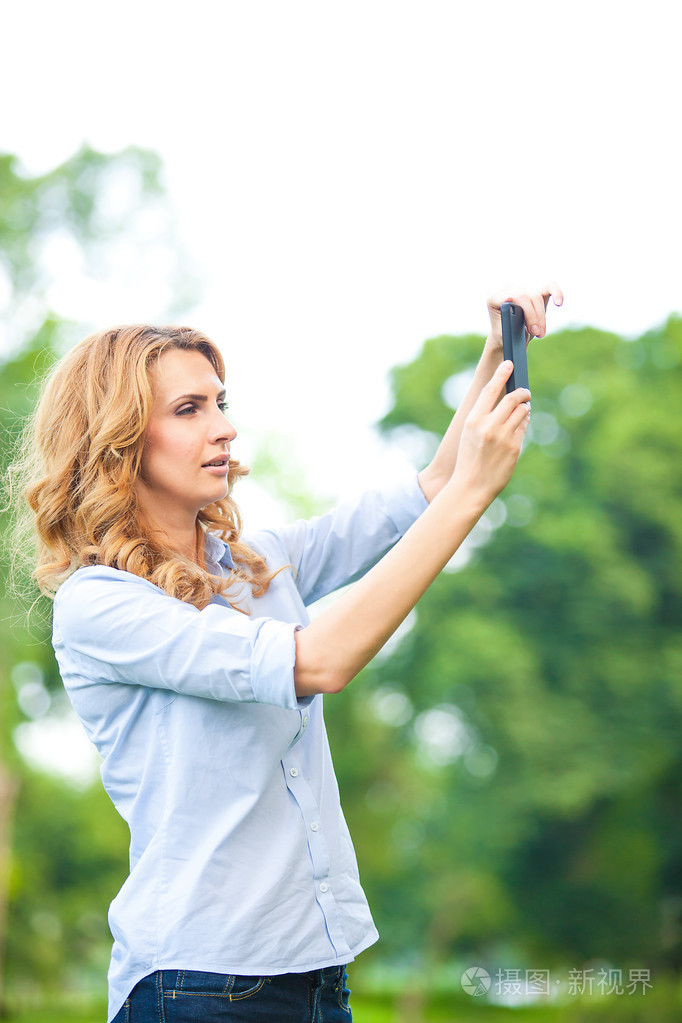 用智能手机拍照的好女人