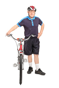 健康成熟的男人推自行车