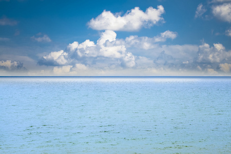 海蓝色的天空背景上