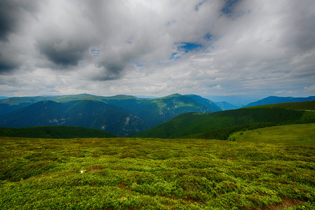 美丽的山风景与戏剧性的云