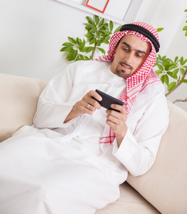 阿拉伯语的人用智能手机