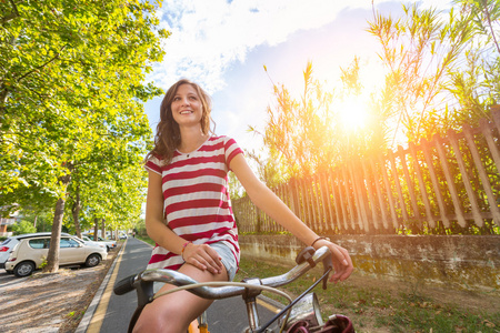 年轻的女人，会骑自行车，可持续通勤