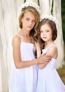 用花的两个年轻女友的肖像