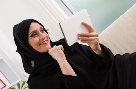 阿拉伯妇女使用数字平板电脑