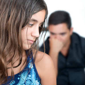 青少年问题，十几岁的女孩和她担心的父亲