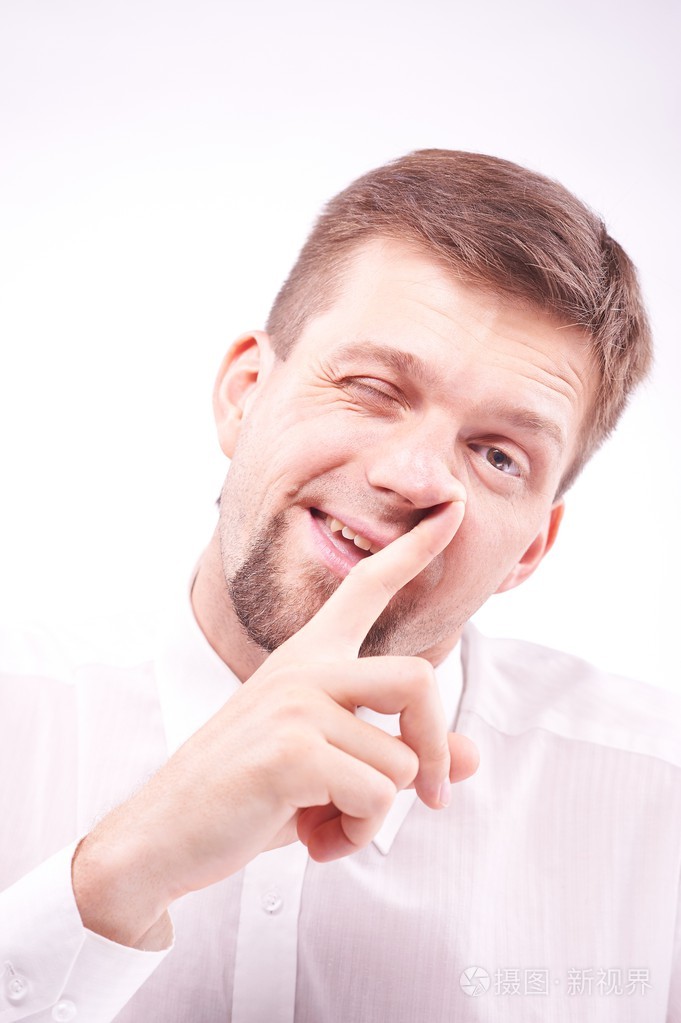 愚蠢的人,他挖鼻孔照片-正版商用图片1g8z8y-摄图新视界