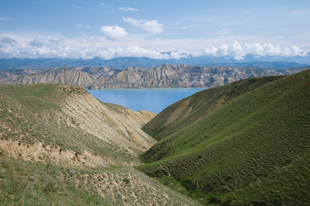 在吉尔吉斯斯坦的托克托古尔高地山下湖