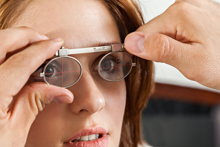 验光师给女人眼部检查照片