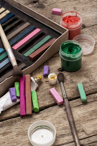 彩色颜料 蜡笔和铅笔